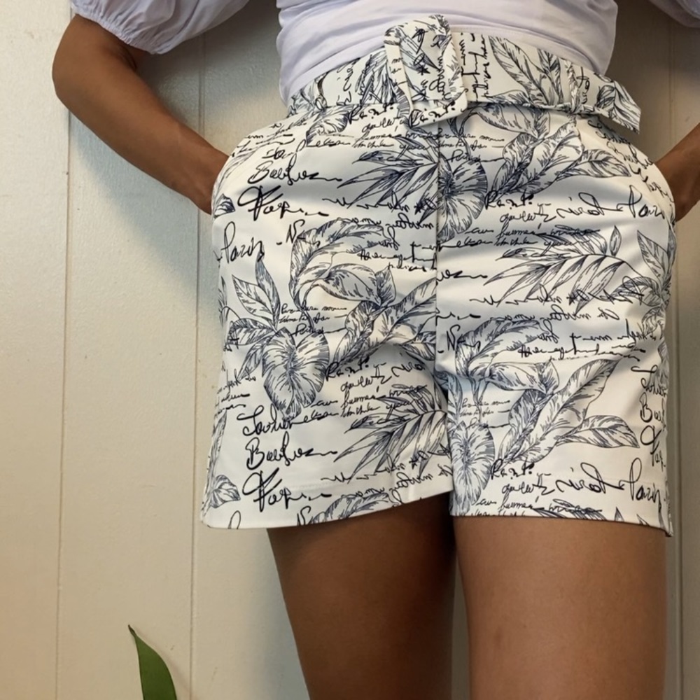 Belted High Waist Print Shorts - Picture 3 of 14
